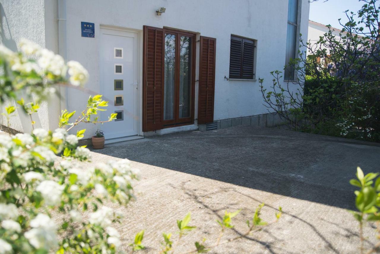 Lara Apartmán *